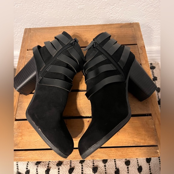 Woman's Black Ankle Boots Size 7.5 - Picture 6 of 9